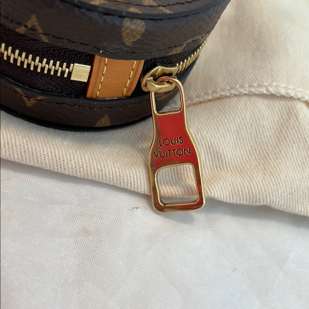 Louis Vuitton Monogram Round Case - Picture 4 of 13